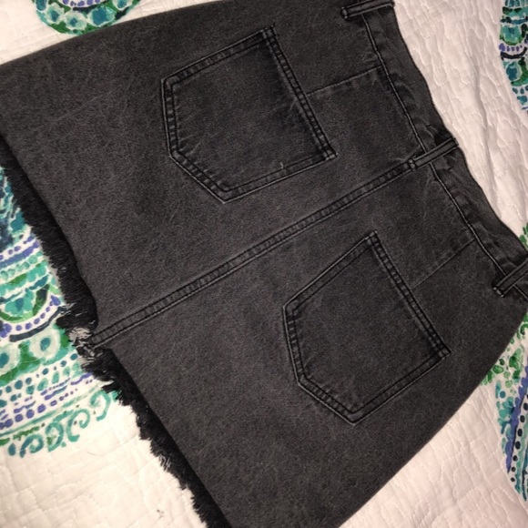 NEVER WORN WITH TAGS black denim ripped skirt - Picture 4 of 5
